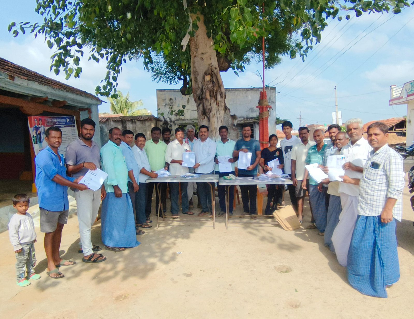 అర్హులైన ఏ ఒక్కరు ఓటు హక్కు కోల్పోవద్దు   జిల్లా కాంగ్రెస్ పార్టీ ఉపాధ్యక్షులు  అంకన్నగారి నాగరాజ్ గౌడ్  కామారెడ్డి  బీబీపేట్,జులై;12,మండలంలోని మాందాపూర్ గ్రామంలో నిర్వహిస్తున్న ప్రత్యేక ఓటరు జాబితా సవరణ (Special Intensive Revision – SIR) కార్యక్రమాన్ని జ