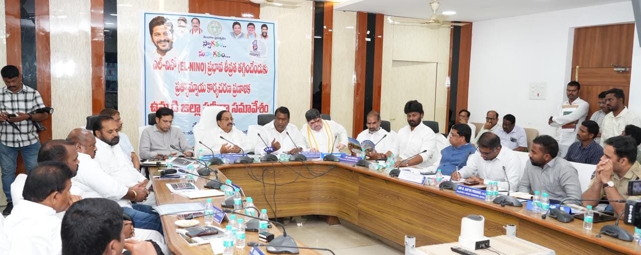 *👆కరీంనగర్ కలెక్టరేట్ లో కరీంనగర్ ఇన్చార్జ్ మంత్రివర్యులు తుమ్మల నాగేశ్వరరావు అధ్యక్షతన  జరిగిన ఉమ్మడి జిల్లా సమావేశంలో మంత్రివర్యులు శాసనసభ వ్యవహారాలు మరియు ఐటి శాఖ మంత్రి దుద్దిల్ల శ్రీధర్ బాబు, రవాణా శాఖ మంత్రివర్యులు పొన్నం ప్రభాకర్, సంక్షేమ శాఖ మంత్ర