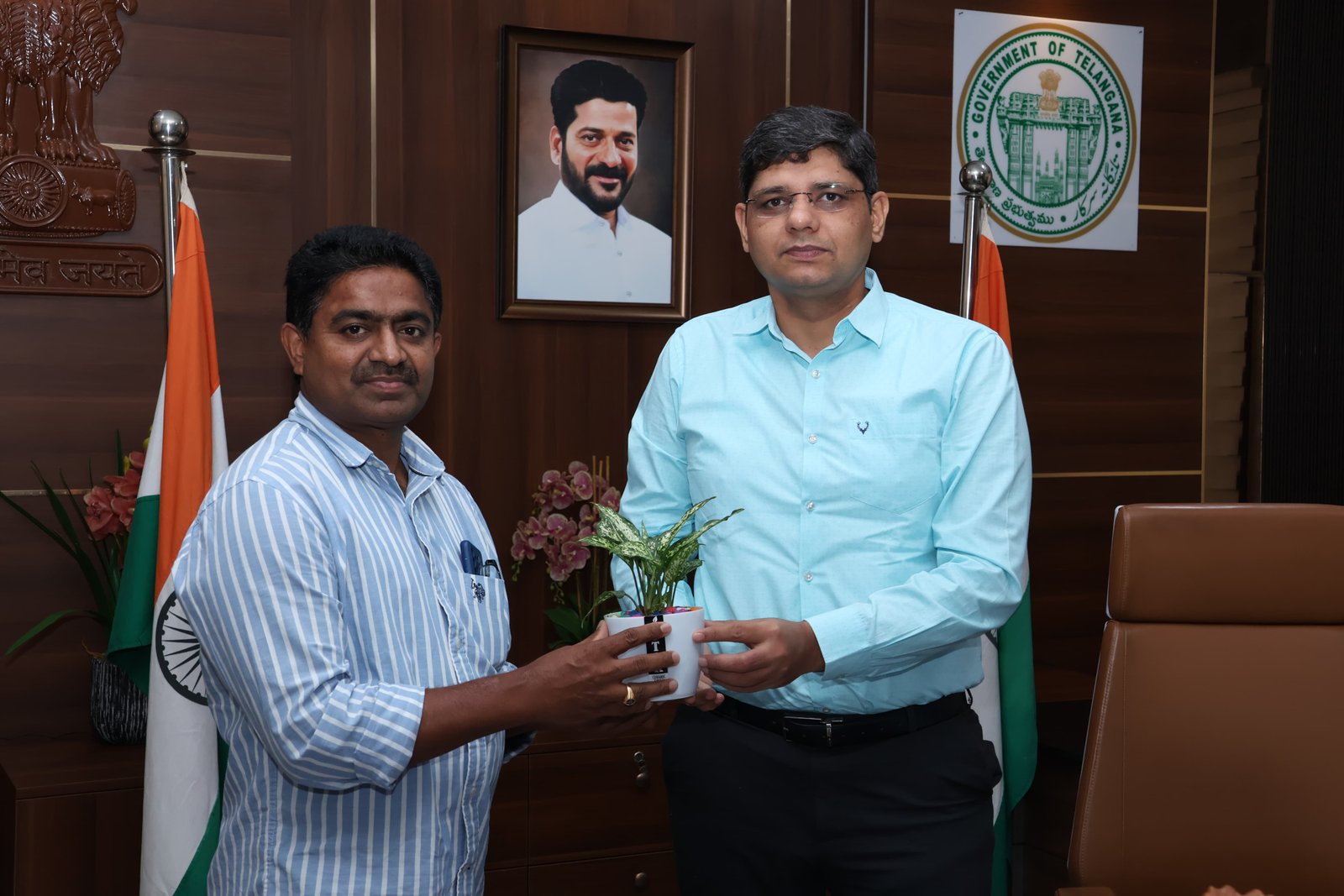 కామారెడ్డి జిల్లా కలెక్టర్‌ను శుక్రవారం మర్యాదపూర్వకంగా కలిసిన డాక్టర్ ఎం. శ్రీనివాస్  జిల్లా వైద్య ఆరోగ్య సేవల సమన్వయకర్త (DCHS) అలాగే బాన్సువాడ ఏరియా ఆసుపత్రి మరియు మాతా-శిశు ఆసుపత్రి (MCH) మెడికల్ సూపరింటెండెంట్‌గా బాధ్యతలు నిర్వహిస్తున్న డాక్టర్ ఎం. శ