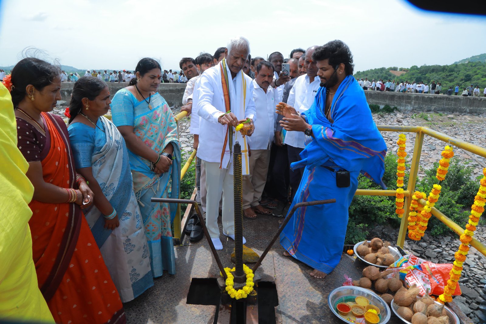 మల్లన్న గండి రిజర్వాయర్ కుడి కాలువ ద్వారా పంట కాలువలకు సాగు నీరు విడుదల చేసిన ఎమ్మెల్యే కడియం శ్రీహరి ....*