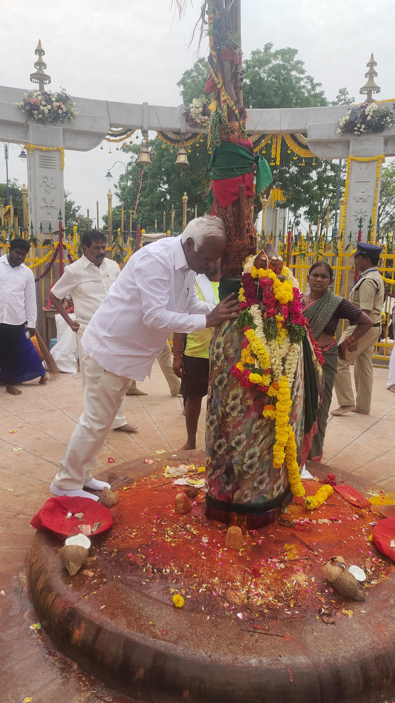 మేడారం సమ్మక్క సారలమ్మ లను దర్శించుకున్న ఎమ్మెల్యే కడియం శ్రీహరి